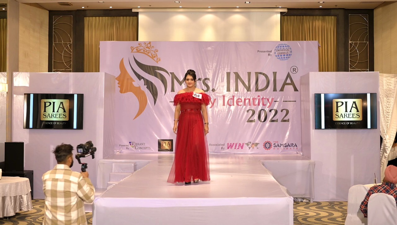 Bengaluru Software Professional Chhavi Dhiman crowned for Best Walk at Mrs.INDIA My Identity